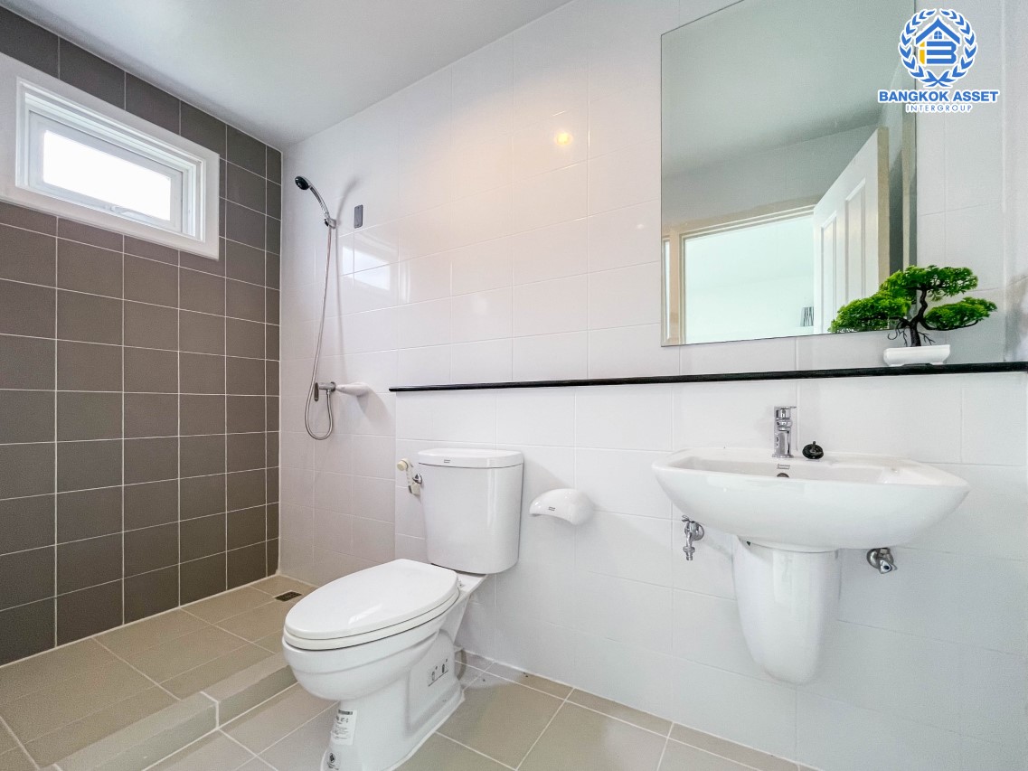 บ้านแฝดมือสอง ม.เดอะวิลเลจ กาญจนาภิเษก-ราชพฤกษ์2 เนื้อที่กว้าง 36.90 ตร.ว. ฟังก์ชัน 3 ห้องนอน 2 ห้องน้ำ 2 ที่จอดรถ บ้านสภาพใหม่พร้อมเข้าอยู่ ตั้งบนทำเลแห่งการเดินทาง เชื่อมต่อถนนบางกรวย-ไทรน้อย, ถนนกาญจนาภิเษก, ถนนชัยพฤกษ์ จองด่วน!